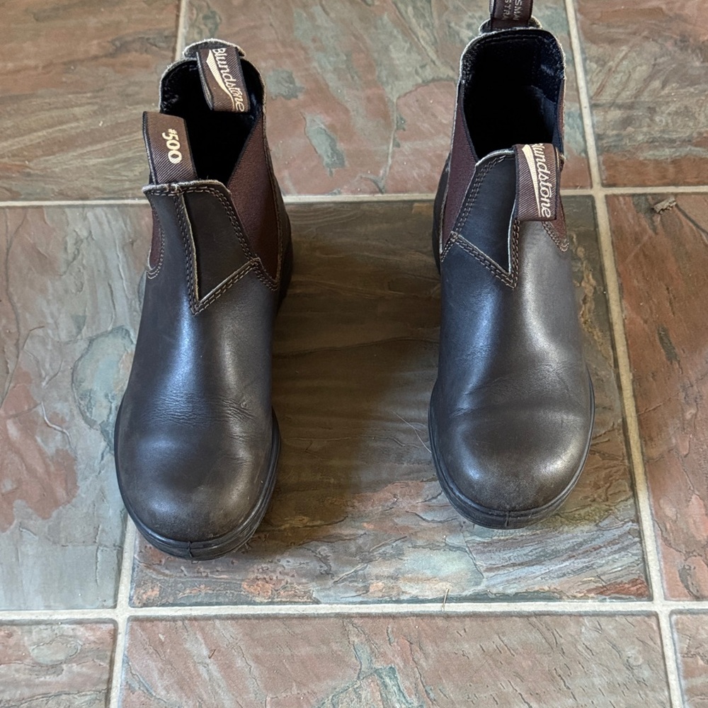 Women’s Blundstone Stout Brown Chelsea Boots 7.5 barely worn